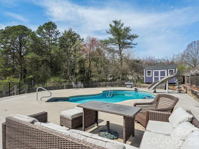 660 Peace Haven Road, Winston Salem, NC 27103.  MLS# CAR4361178, YatesRealty ID 5810. 