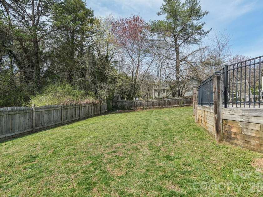 660 Peace Haven Road, Winston Salem, NC 27103.  MLS# CAR4361178, YatesRealty ID 5810. 