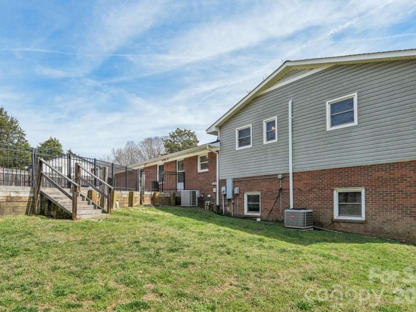 660 Peace Haven Road, Winston Salem, NC 27103.  MLS# CAR4361178, YatesRealty ID 5810. 