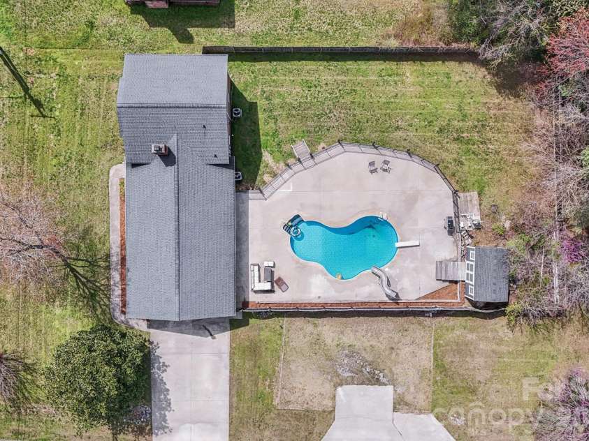 660 Peace Haven Road, Winston Salem, NC 27103.  MLS# CAR4361178, YatesRealty ID 5810. 