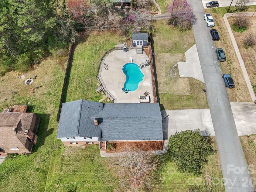 660 Peace Haven Road, Winston Salem, NC 27103.  MLS# CAR4361178, YatesRealty ID 5810. 