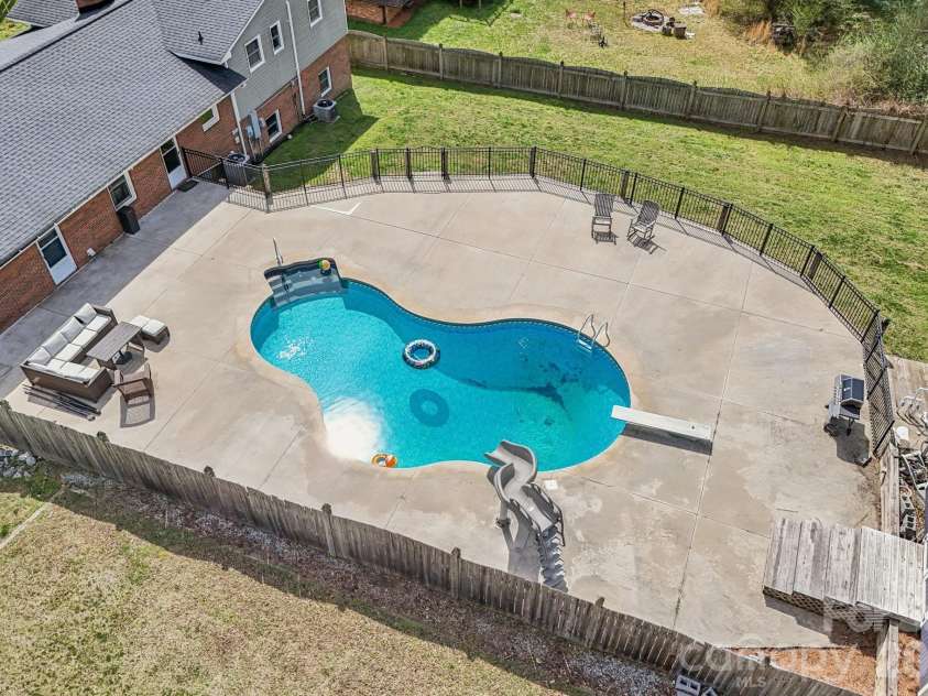 660 Peace Haven Road, Winston Salem, NC 27103.  MLS# CAR4361178, YatesRealty ID 5810. 