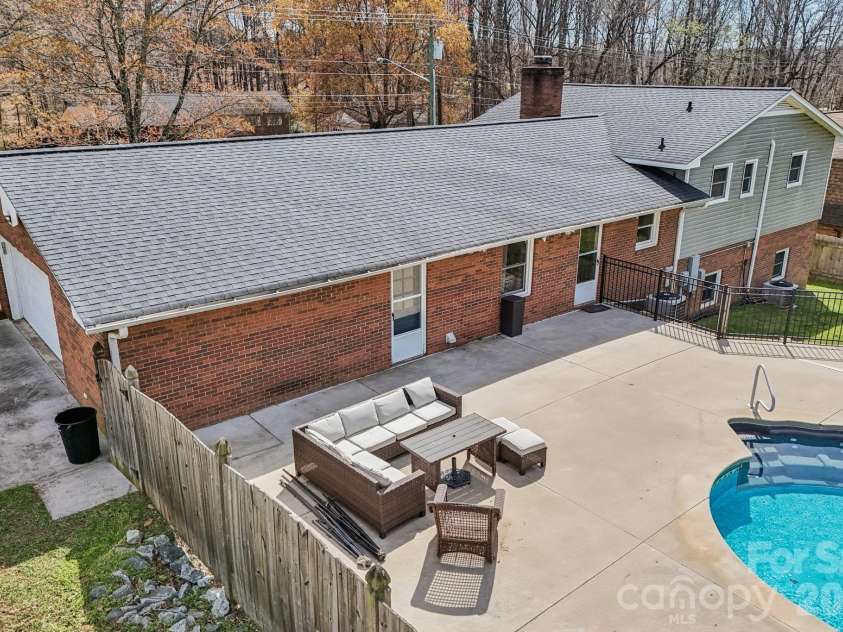 660 Peace Haven Road, Winston Salem, NC 27103.  MLS# CAR4361178, YatesRealty ID 5810. 