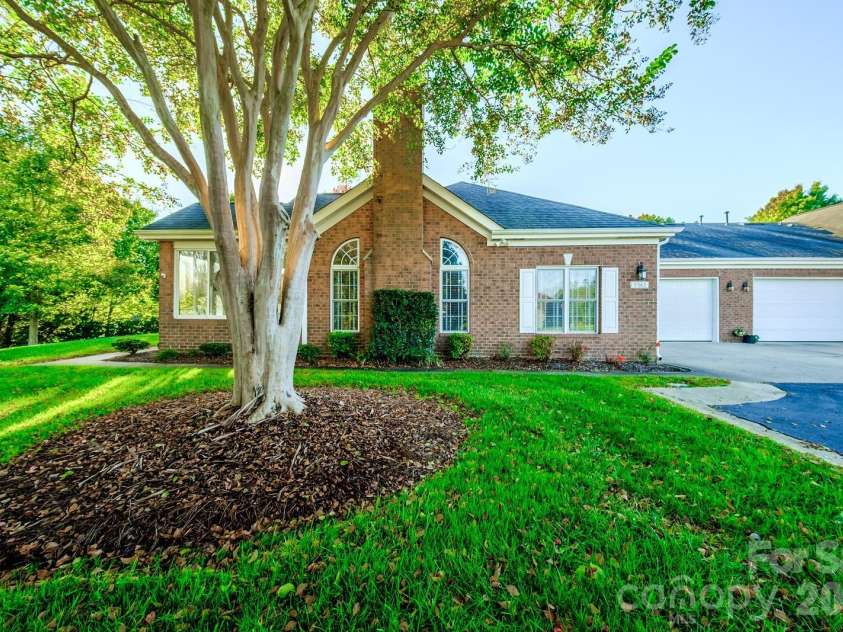 8562 Highland Glen Drive, Charlotte, NC 28269.  MLS# CAR4436697, YatesRealty ID 58101. 