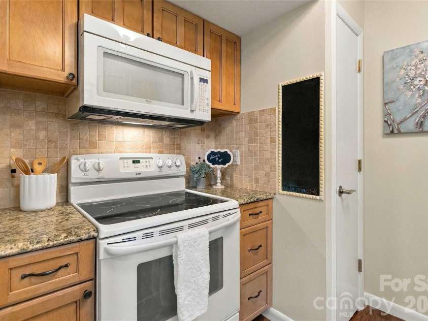 11080 Cedar View Road, Charlotte, NC 28226.  MLS# CAR4436922, YatesRealty ID 58102. 