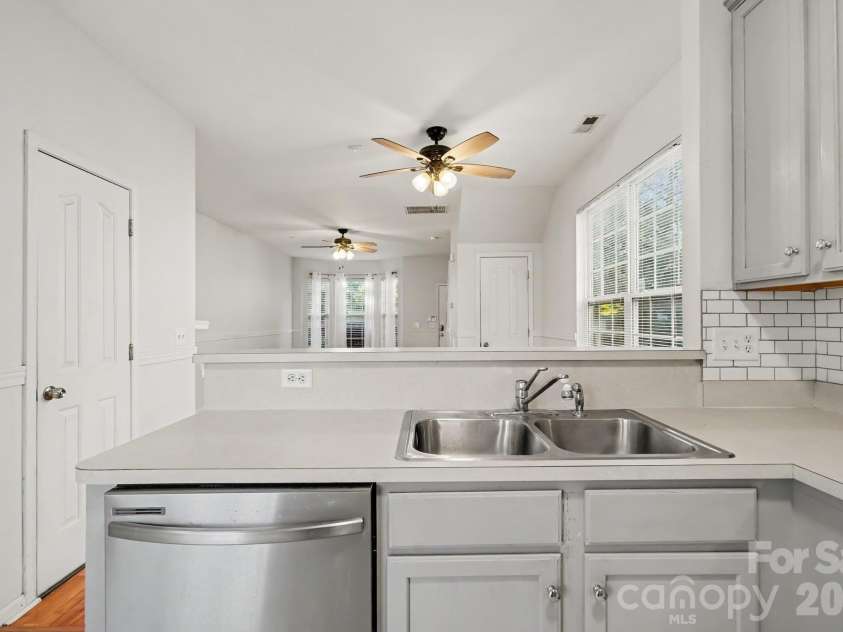 4952 Kotlik Drive, Charlotte, NC 28269.  MLS# CAR4435704, YatesRealty ID 58103. 