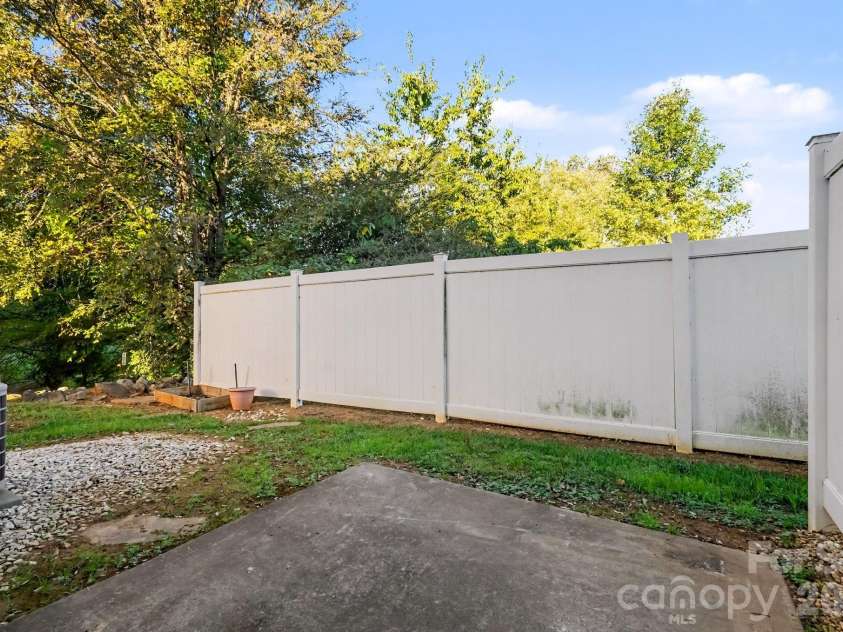 4952 Kotlik Drive, Charlotte, NC 28269.  MLS# CAR4435704, YatesRealty ID 58103. 