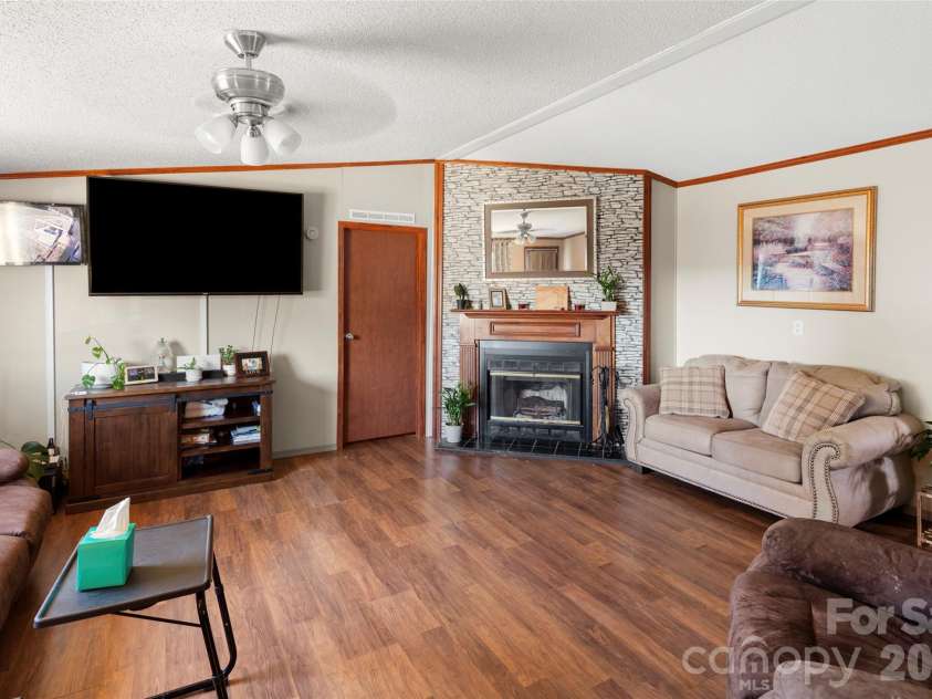81 Dena Nix Lane, Hendersonville, NC 28792.  MLS# CAR4436857, YatesRealty ID 58109. Clean interior