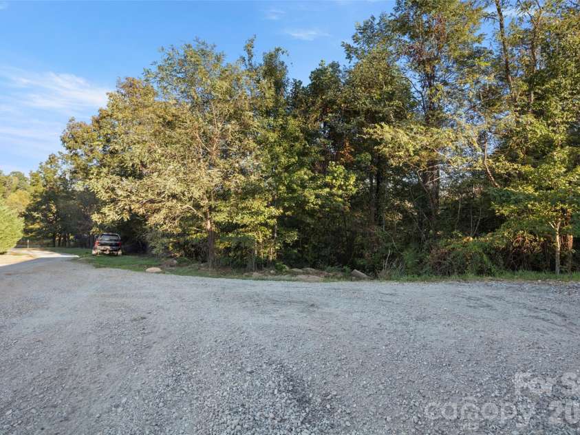 81 Dena Nix Lane, Hendersonville, NC 28792.  MLS# CAR4436857, YatesRealty ID 58109. Huge driveway