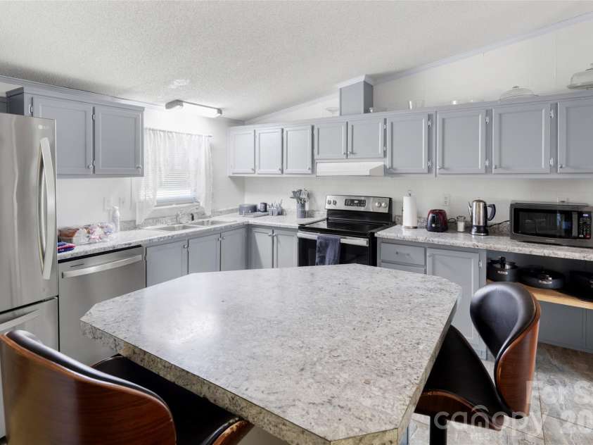 81 Dena Nix Lane, Hendersonville, NC 28792.  MLS# CAR4436857, YatesRealty ID 58109. Kitchen
