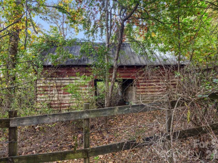 81 Dena Nix Lane, Hendersonville, NC 28792.  MLS# CAR4436857, YatesRealty ID 58109. Nice sized barn with 4 small stalls on the lower level.