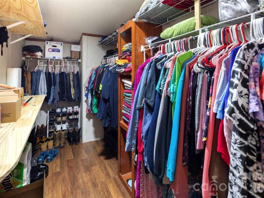 81 Dena Nix Lane, Hendersonville, NC 28792.  MLS# CAR4436857, YatesRealty ID 58109. Nice sized walk in closet