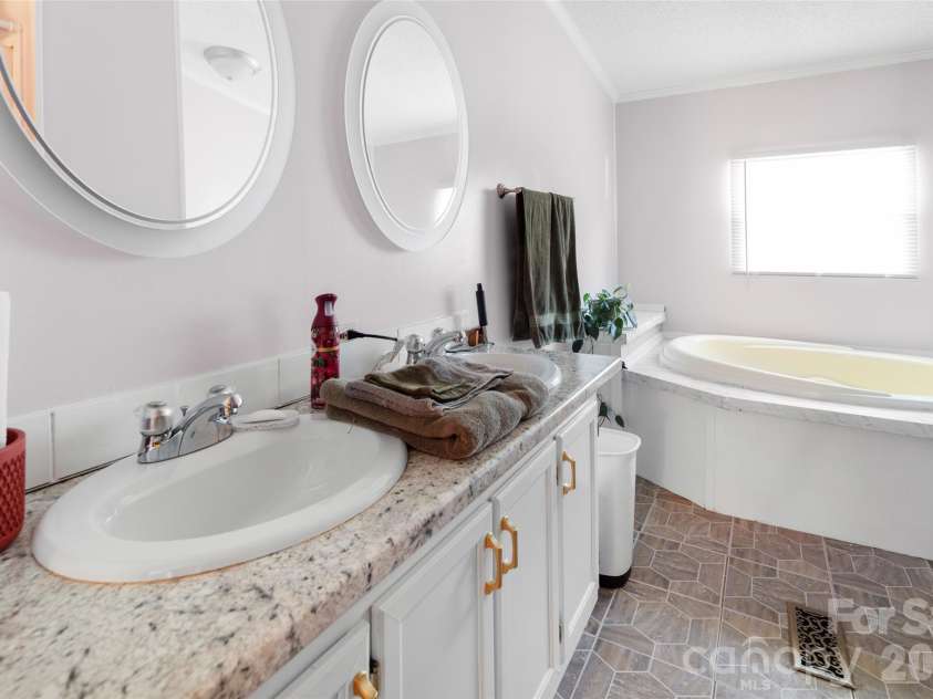 81 Dena Nix Lane, Hendersonville, NC 28792.  MLS# CAR4436857, YatesRealty ID 58109. Primary ensuite bath