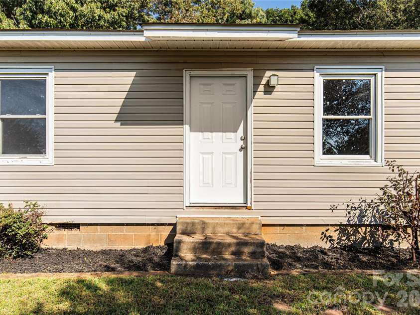 3748 Jenkins Road, Clover, SC 29710.  MLS# CAR4436968, YatesRealty ID 58116. 
