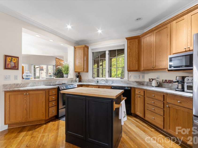 22 Hollyberry Lane, Brevard, NC 28712.  MLS# CAR4433168, YatesRealty ID 58117. 