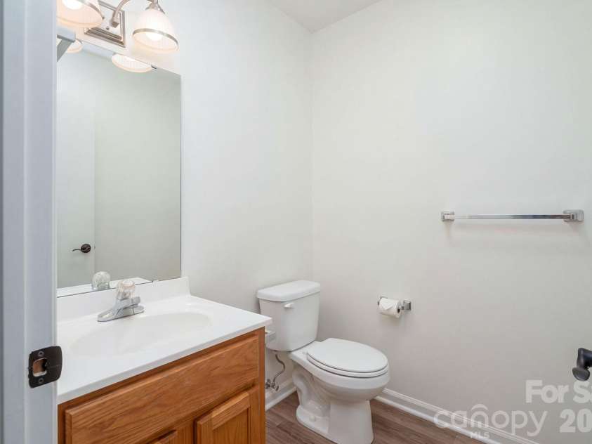 4510 Western Sky Court, Lincolnton, NC 28092.  MLS# CAR4435685, YatesRealty ID 58119. Half bath