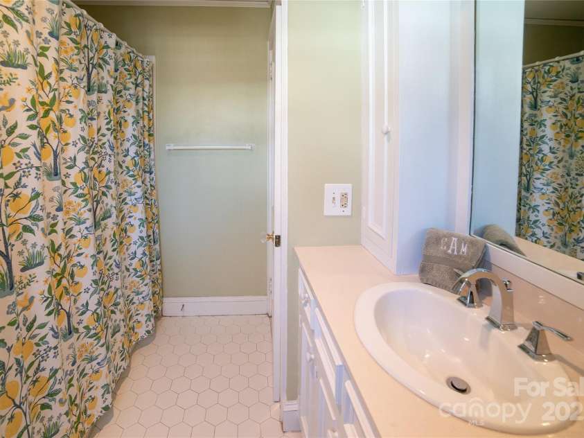 115 Riverside Court, Morganton, NC 28655.  MLS# CAR4220873, YatesRealty ID 5812. Upper Level Hall Bath