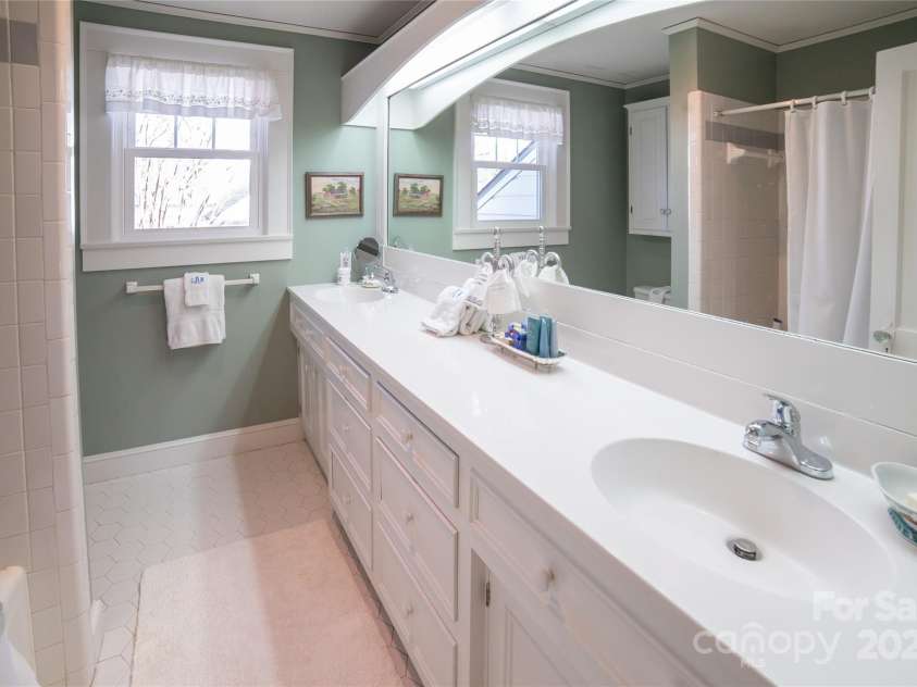 115 Riverside Court, Morganton, NC 28655.  MLS# CAR4220873, YatesRealty ID 5812. Upper Level Primary En-Suite Bath