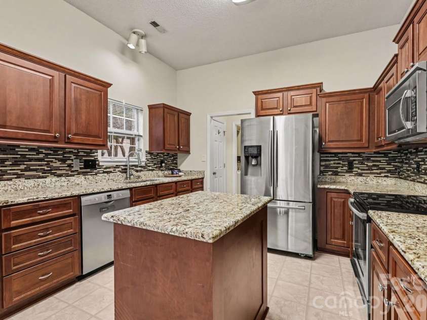 8524 Albury Walk Lane, Charlotte, NC 28277.  MLS# CAR4432906, YatesRealty ID 58123. 