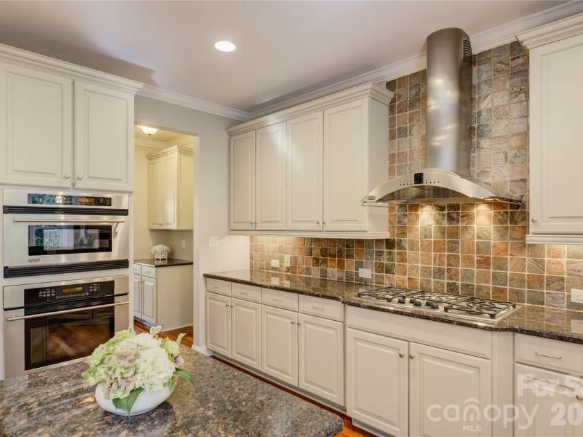 13700 Glen Abbey Drive, Charlotte, NC 28278.  MLS# CAR4436644, YatesRealty ID 58128. 