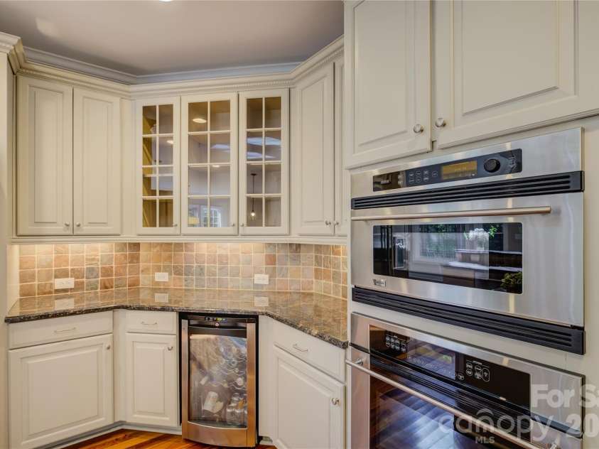 13700 Glen Abbey Drive, Charlotte, NC 28278.  MLS# CAR4436644, YatesRealty ID 58128. 