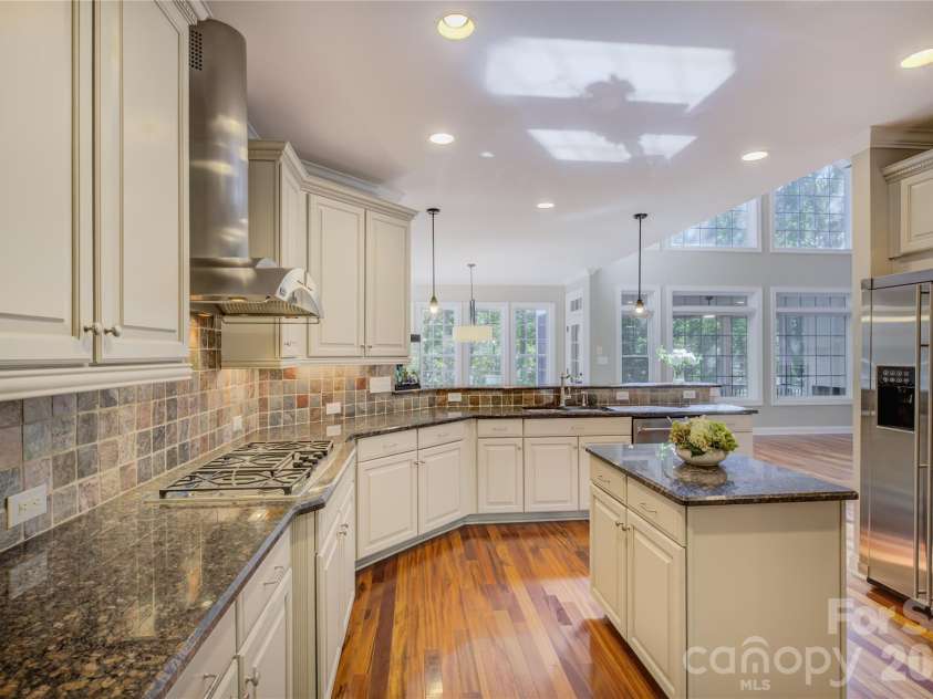 13700 Glen Abbey Drive, Charlotte, NC 28278.  MLS# CAR4436644, YatesRealty ID 58128. 