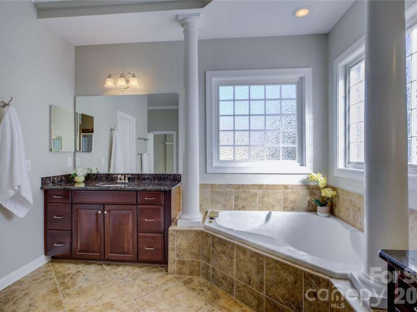 13700 Glen Abbey Drive, Charlotte, NC 28278.  MLS# CAR4436644, YatesRealty ID 58128. 