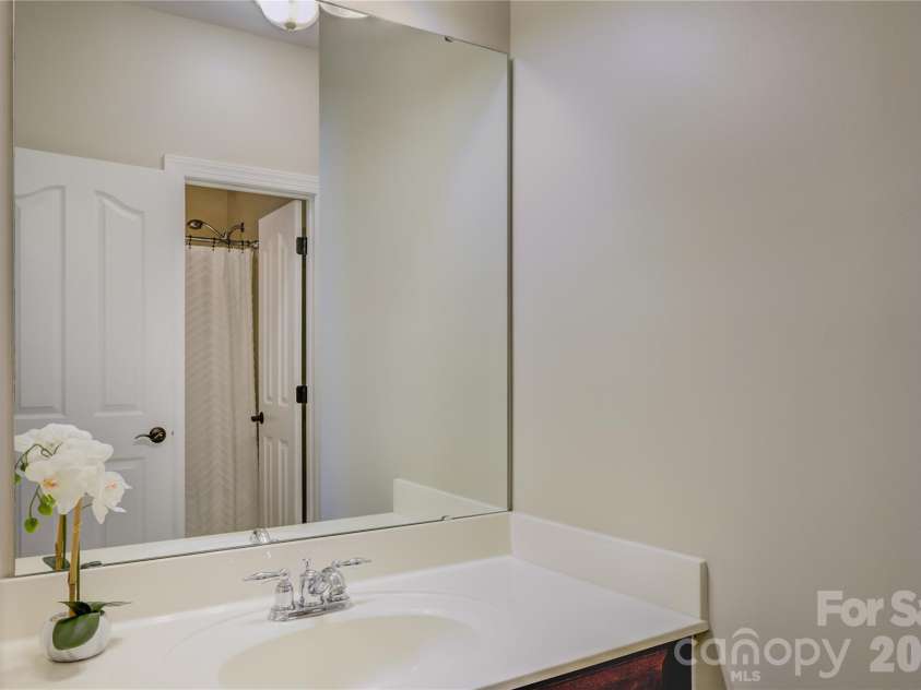 13700 Glen Abbey Drive, Charlotte, NC 28278.  MLS# CAR4436644, YatesRealty ID 58128. Full bath