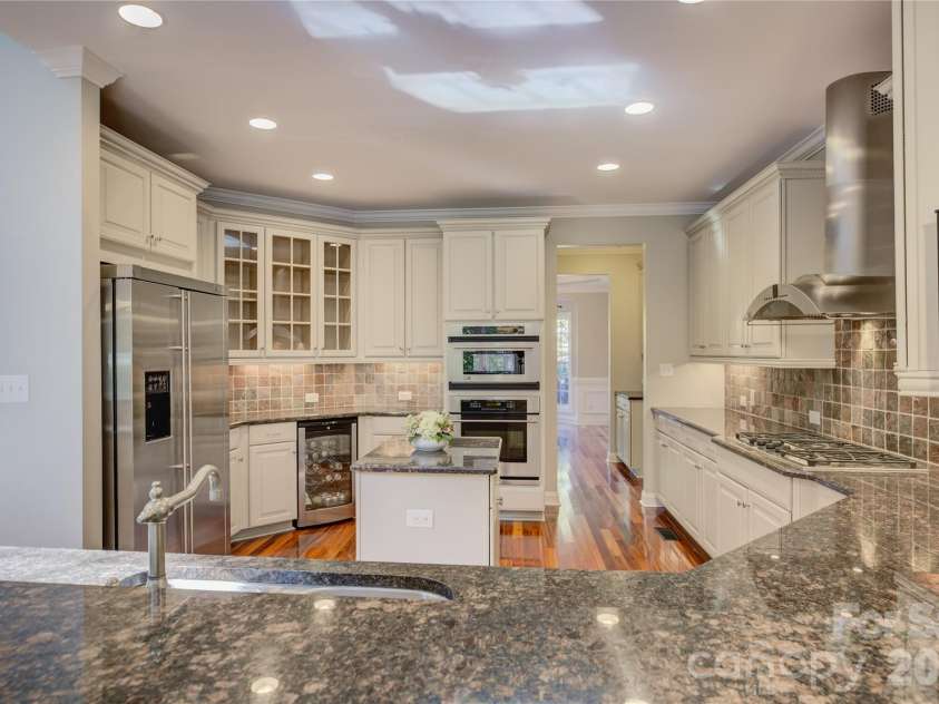 13700 Glen Abbey Drive, Charlotte, NC 28278.  MLS# CAR4436644, YatesRealty ID 58128. Stunning kitchen