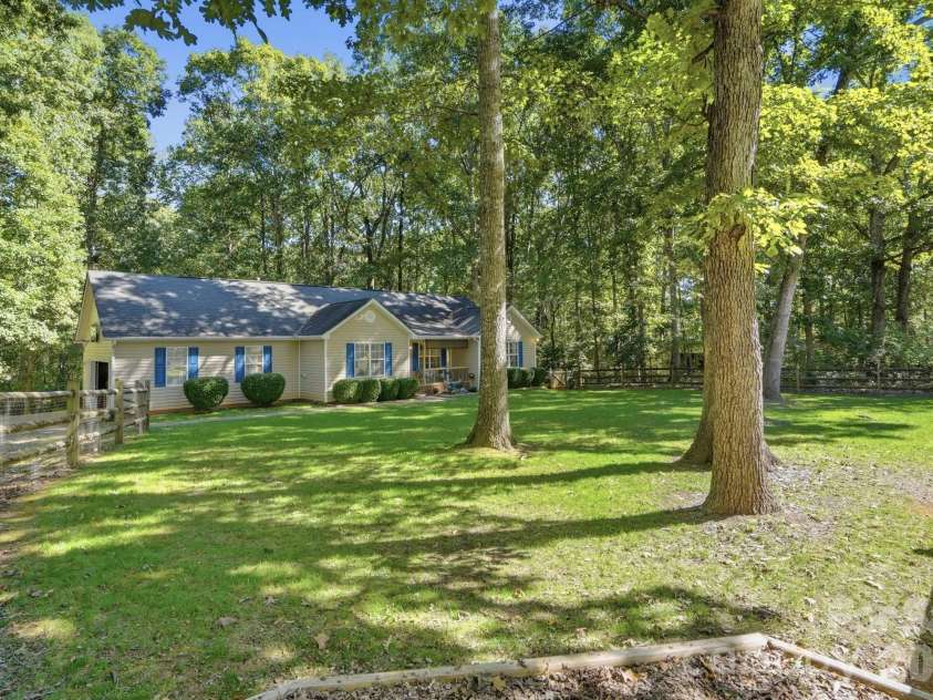 8610 Lochinvar Drive, Charlotte, NC 28227.  MLS# CAR4436249, YatesRealty ID 58132. Fenced Front Yard