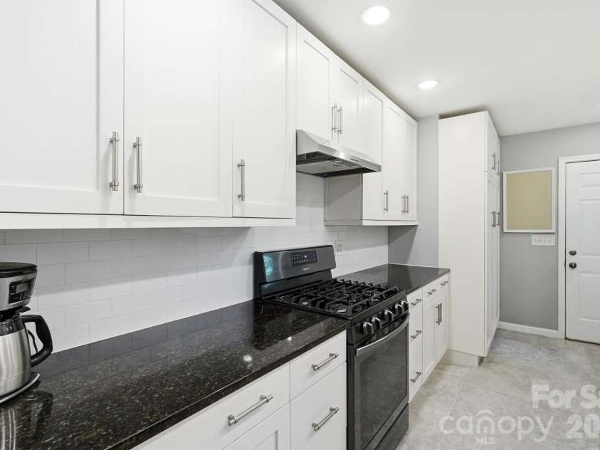 8610 Lochinvar Drive, Charlotte, NC 28227.  MLS# CAR4436249, YatesRealty ID 58132. Stunning Chef's Kitchen