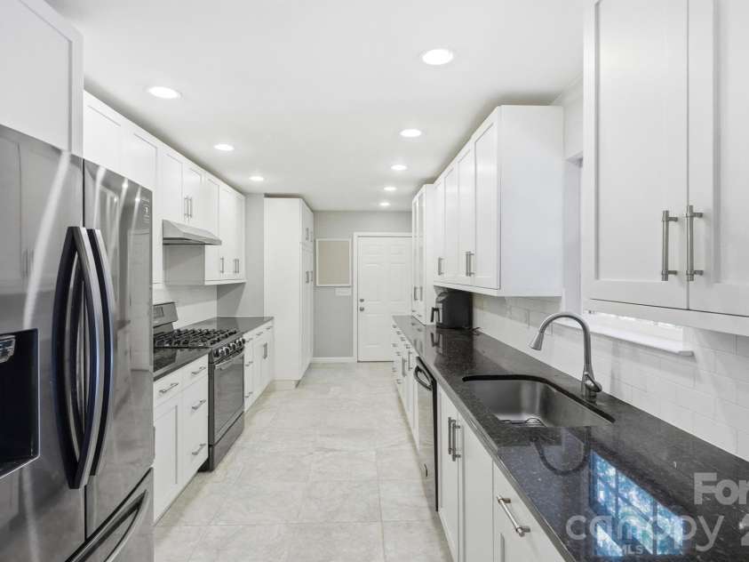 8610 Lochinvar Drive, Charlotte, NC 28227.  MLS# CAR4436249, YatesRealty ID 58132. Stunning Chef's Kitchen