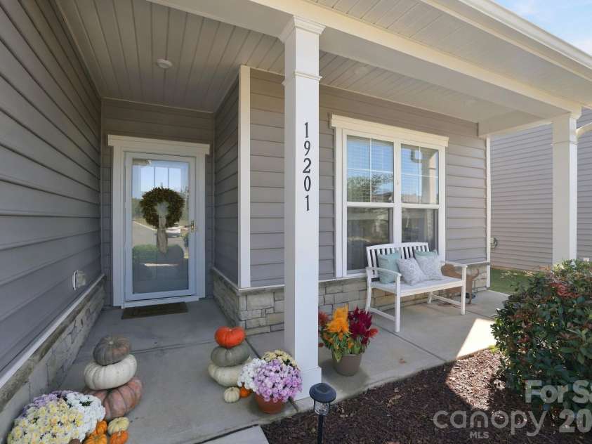 19201 Yellow Birch Drive, Charlotte, NC 28278.  MLS# CAR4436645, YatesRealty ID 58134. 