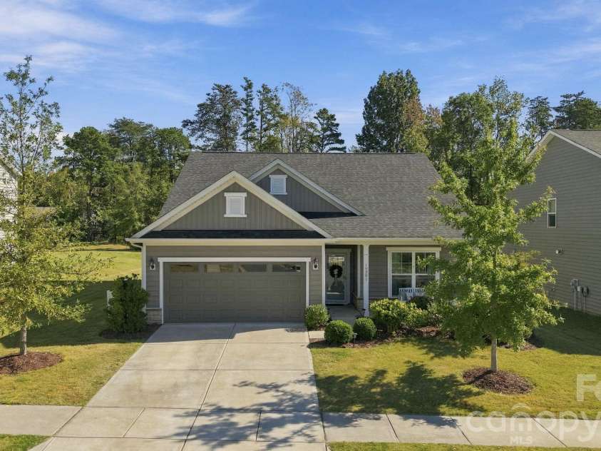19201 Yellow Birch Drive, Charlotte, NC 28278.  MLS# CAR4436645, YatesRealty ID 58134. 