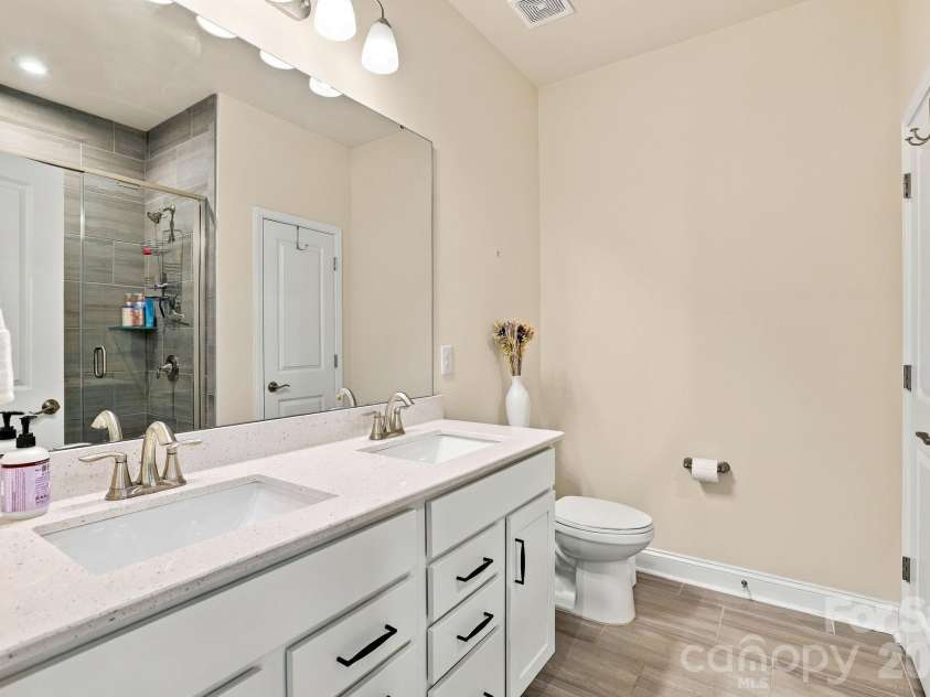 19201 Yellow Birch Drive, Charlotte, NC 28278.  MLS# CAR4436645, YatesRealty ID 58134. Primary bathroom with double sinks