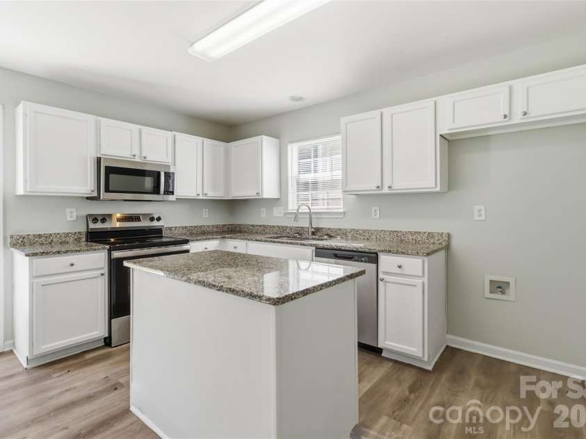 6014 Brookfield Pointe Drive, Charlotte, NC 28216.  MLS# CAR4437180, YatesRealty ID 58136. 