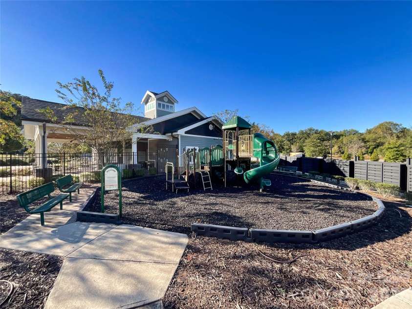 5091 Summer Surprise Lane, Charlotte, NC 28215.  MLS# CAR4437130, YatesRealty ID 58141. Community Area
