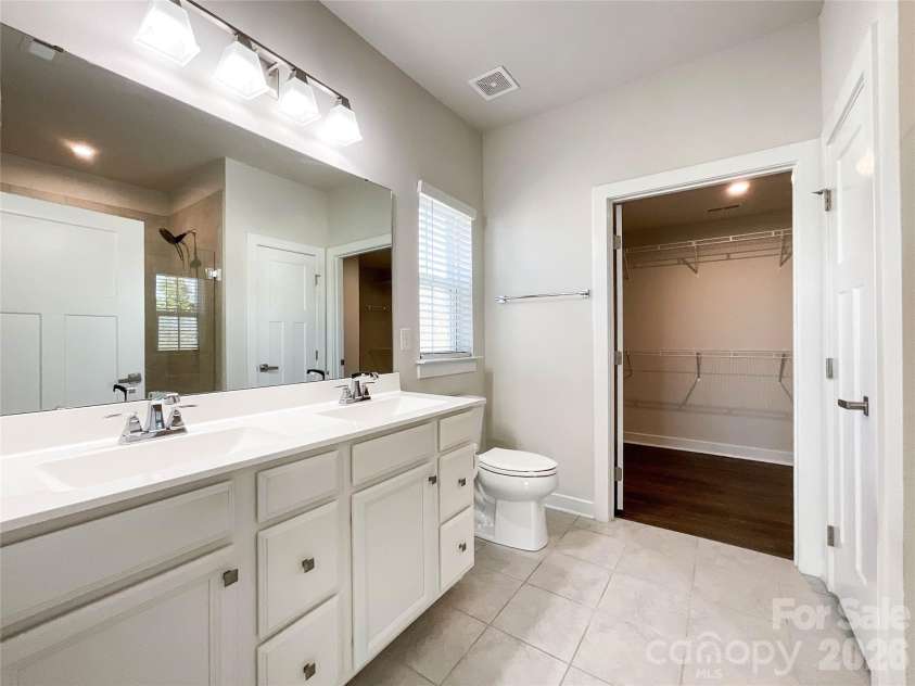 5091 Summer Surprise Lane, Charlotte, NC 28215.  MLS# CAR4437130, YatesRealty ID 58141. Primary Bathroom