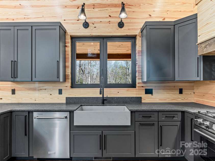 141 Danny Lane, Brevard, NC 28712.  MLS# CAR4193299, YatesRealty ID 5815. 