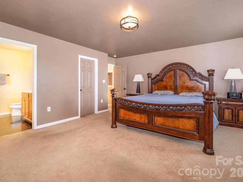1018 Clover Gap Drive, Charlotte, NC 28214.  MLS# CAR4436909, YatesRealty ID 58153. 