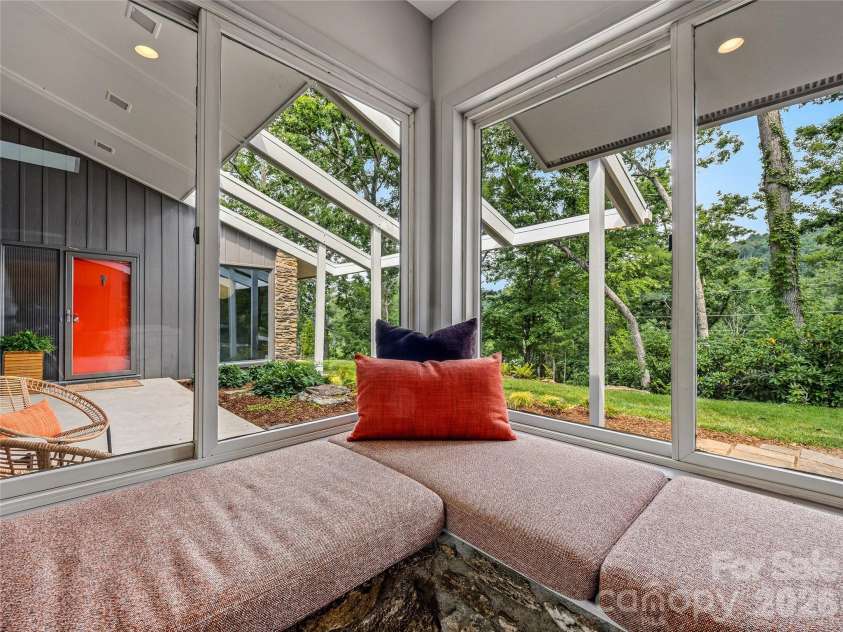 4 Kent Place, Asheville, NC 28804.  MLS# CAR4397133, YatesRealty ID 58155. 
