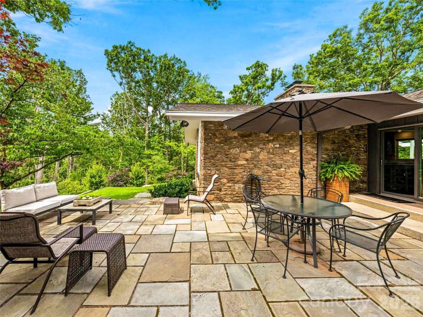 4 Kent Place, Asheville, NC 28804.  MLS# CAR4397133, YatesRealty ID 58155. 