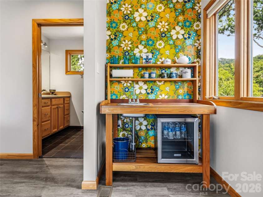 4 Kent Place, Asheville, NC 28804.  MLS# CAR4397133, YatesRealty ID 58155. 
