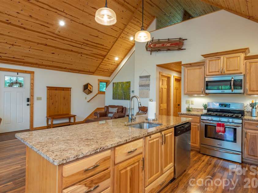 32 Thrash Lane, Mars Hill, NC 28754.  MLS# CAR4436157, YatesRealty ID 58158. 