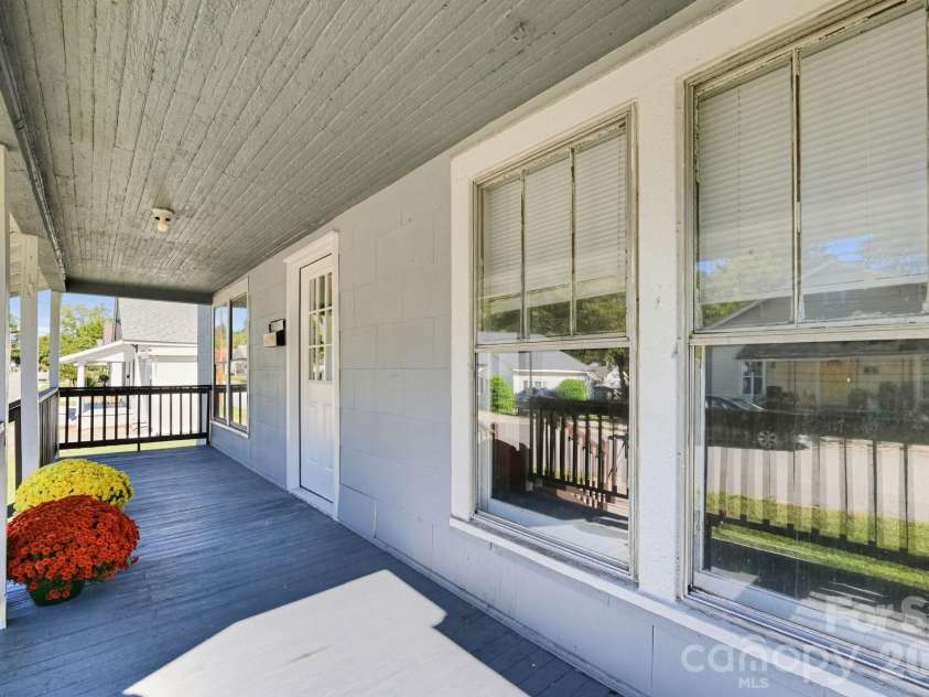406 Doster Avenue, Mooresville, NC 28115.  MLS# CAR4437185, YatesRealty ID 58181. 