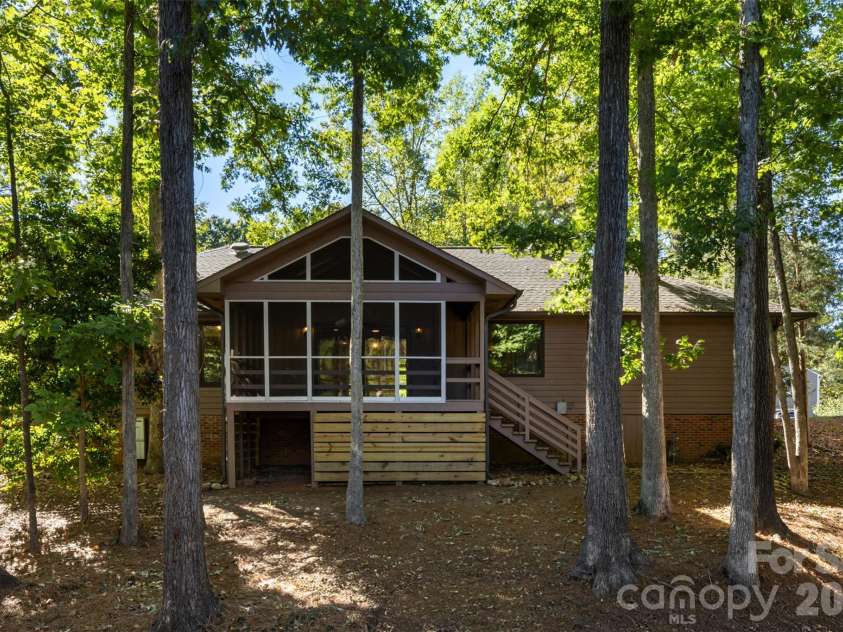 6 Catawba Ridge Court, Clover, SC 29710.  MLS# CAR4436158, YatesRealty ID 58191. A private backyard