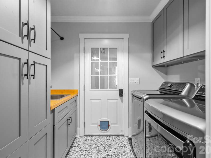 6 Catawba Ridge Court, Clover, SC 29710.  MLS# CAR4436158, YatesRealty ID 58191. Updated laundry room