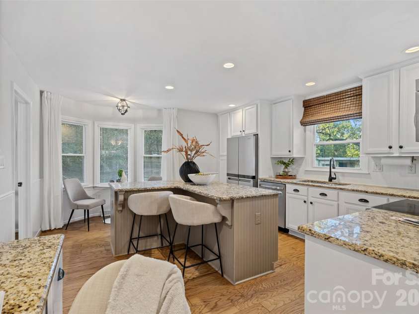 8609 Laurelwood Lane, Waxhaw, NC 28173.  MLS# CAR4436539, YatesRealty ID 58195. Kitchen