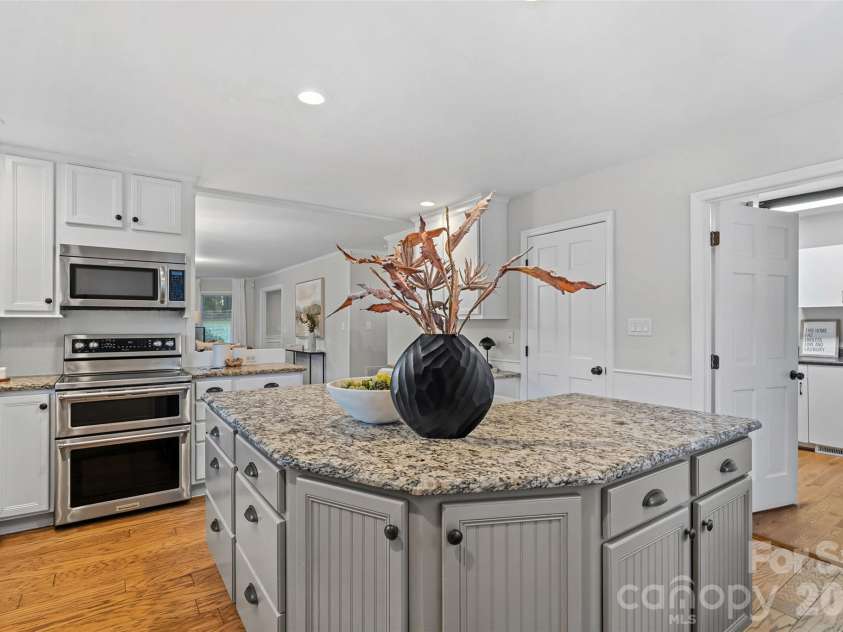 8609 Laurelwood Lane, Waxhaw, NC 28173.  MLS# CAR4436539, YatesRealty ID 58195. Kitchen