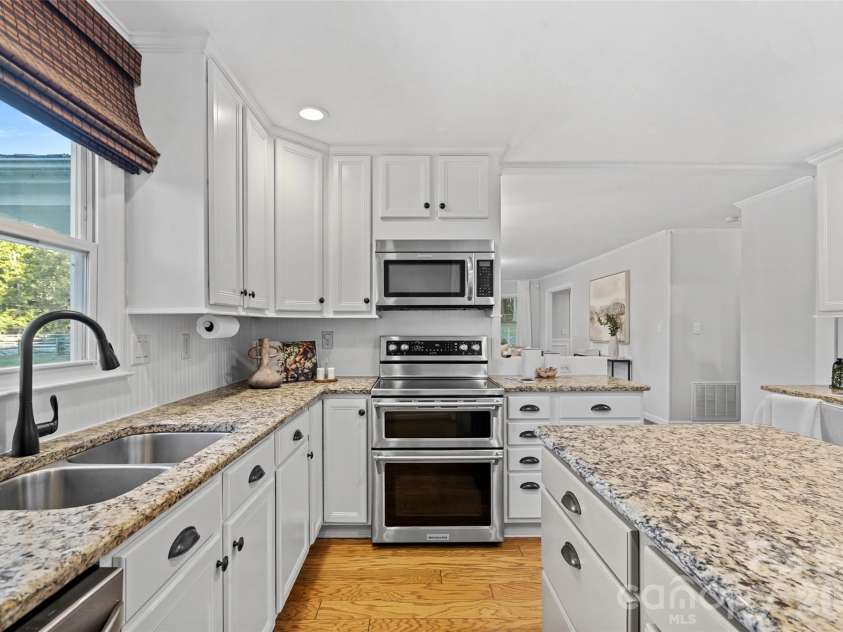 8609 Laurelwood Lane, Waxhaw, NC 28173.  MLS# CAR4436539, YatesRealty ID 58195. Kitchen